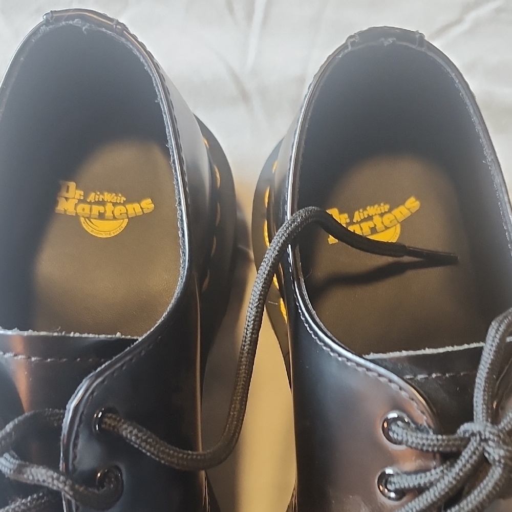 Dr. Martens Unisex Black Leather Shoes Brand New - Picture 4 of 5